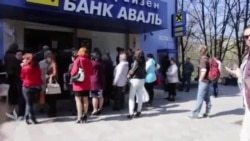 Закрывающийся банк «Аваль» собрал очередь из тысячи человек