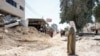 زن فلسطینی در برابر ویرانه به جا مانده از حمله اسرائیل به اردوگاهی در کرانه باختری