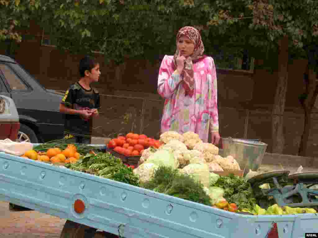 Нархи меваву сабзавот ва соири маҳсулоти ғизоӣ баланд шуд.