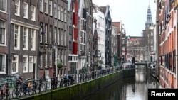 Опустевшая улица Амстердама во время локдауна в связи с пандемией ковида в декабре 2020 года