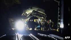 Пожарные и спасатели работают на месте крушения поезда, Испания, 21 января 2026 года