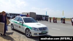 Автомобиль дорожной полиции Ашхабада.