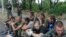 Ratni zarobljenici koje su ukrajinske snage zarobile kao proruske separatiste na ulicama grada Snizhne gdje su dovedeni da čiste ulice, region Donjecka