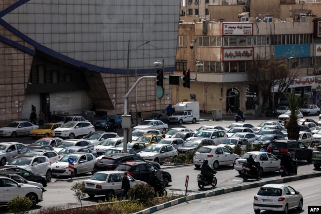 Автомобілі застрягли у заторі в Тегерані, 28 лютого 2026 року