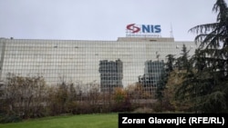 NIS je od 9. oktobra pod američkim sankcijama zbog većinskog ruskog vlasništva zbog čega je NIS-ova Rafinerija nafte u Pančevu, nadomak Beograda, ostala bez sirove nafte za preradu