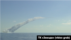 Субмарини російської армії ведуть обстріл позицій ІДІЛ у Сирії ракетами «Калібр», 2017 рік