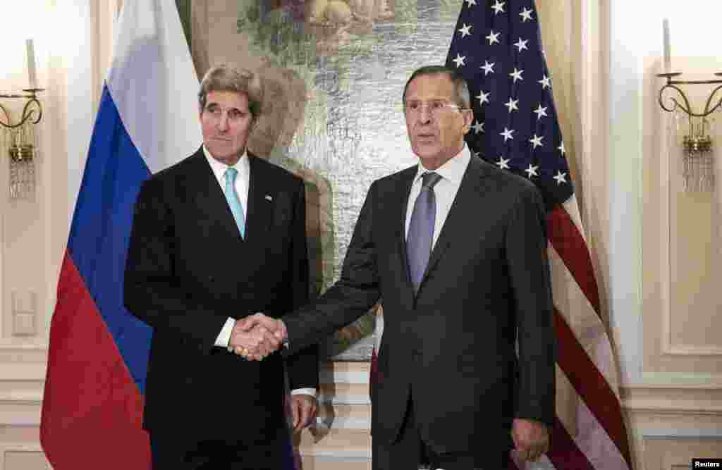 Secretarul de stat american John Kerry (stg) și ministrul de externe rus Sergei Lavrov la Conferința de Securitate de la Munchen.