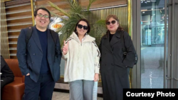 Журналист Танакөз Толқынқызы (ортада) және оның адвокаттары Бауыржан Азанов, Марал Сайлаубай. Сәуір 2026 жыл. Сурет журналистің Facebook парақшасынан алынған.  