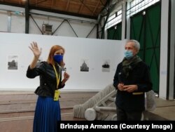 Bernard Blistene, curator și director al Centrului Pompidou din Paris a fost ghidat de Diana Marincu prin expozițiile bienalei Art Encounters.