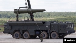 Загрузка ракетнага комплексу «Іскандэр», архіўнае фота