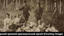 Мария Красноженова (в центре) на пикнике с ученицами гимназии