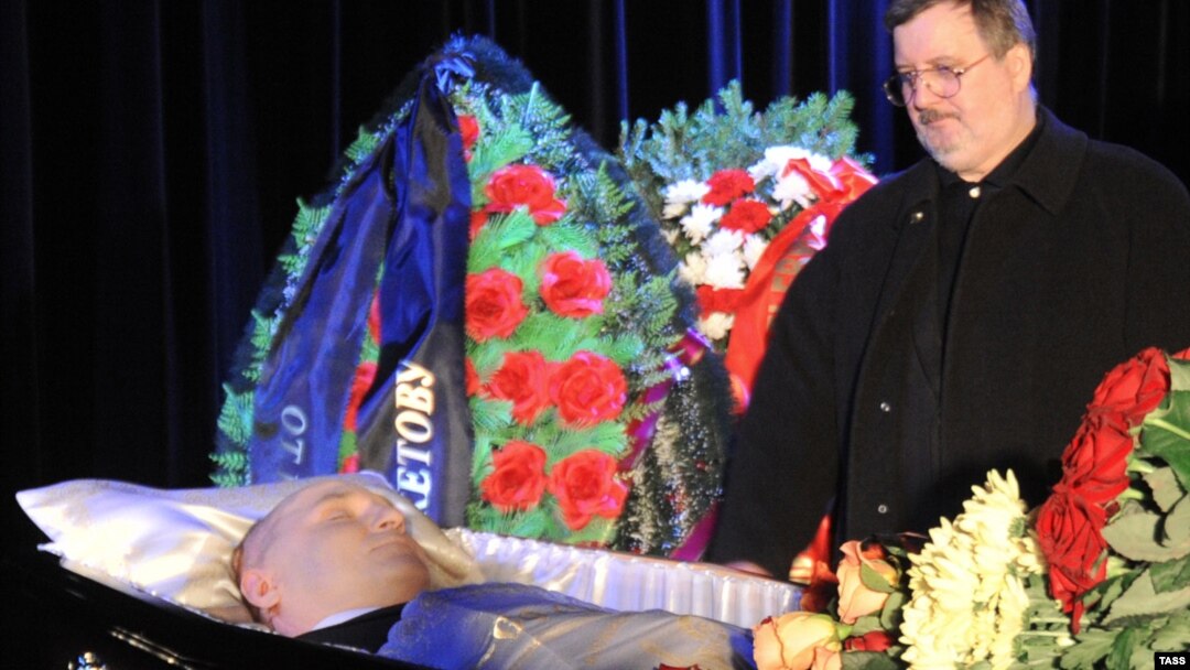 The body of Mikhail Beketov on view during a farewell ceremony at the Central House of Journalists in Moscow on April 11