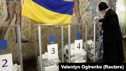 Голосування на одній з виборчих дільниць в Києві під час виборів парламенту України, 26 жовтня 2014 року 