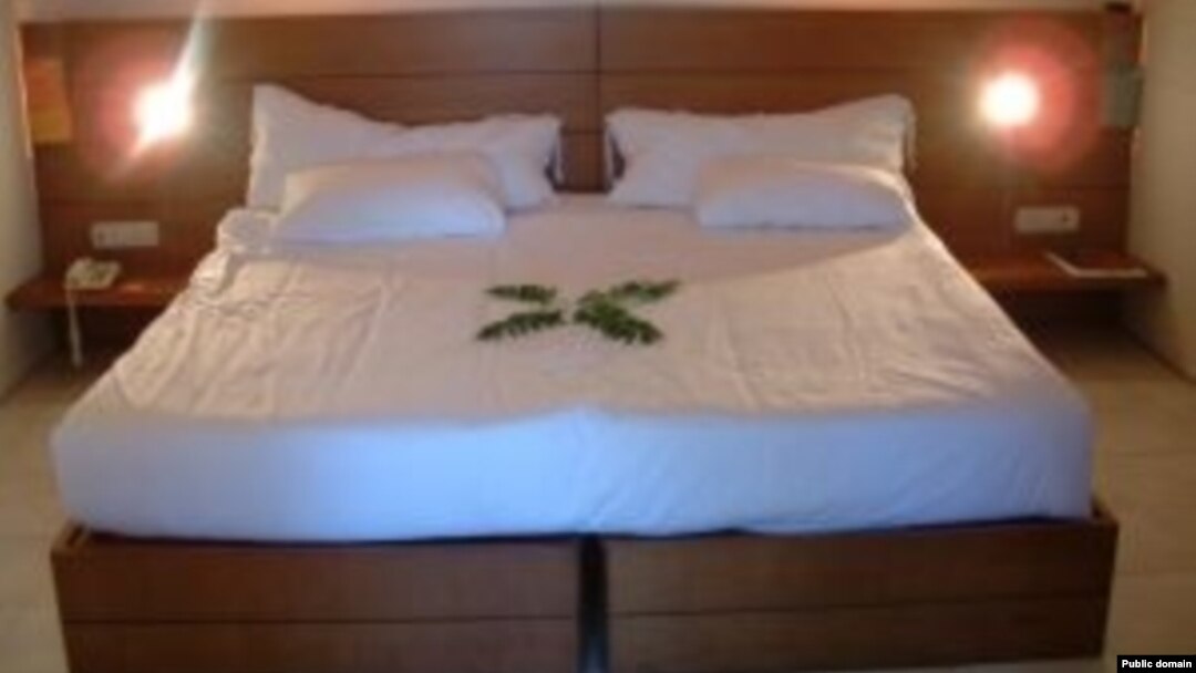 Нижний Новгородта жыныстық қатынас үшін тербелетін жұп іздейді Кендра Луст жас Сара Лувв пен оның ғашығына жыныстық қатынасқа түсуге көмектеседі!