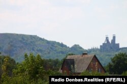 Із парку видно копри шахти у містечку Зуївка поблизу