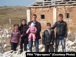 Александр Эйснер с женой и детьми