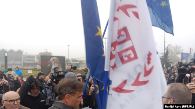 Građani okupljenji oko ljudi koja se pojavila sa zastavom EU i transparentom "Euromajdan"