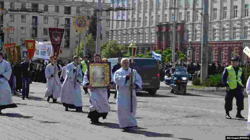 O procesiune în stil medieval la... Chișinău