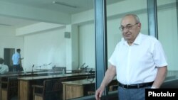 Armenia - Opposition politician Vazgen Manukian attends the opening session of his trial in Yerevan, July 20, 2021.