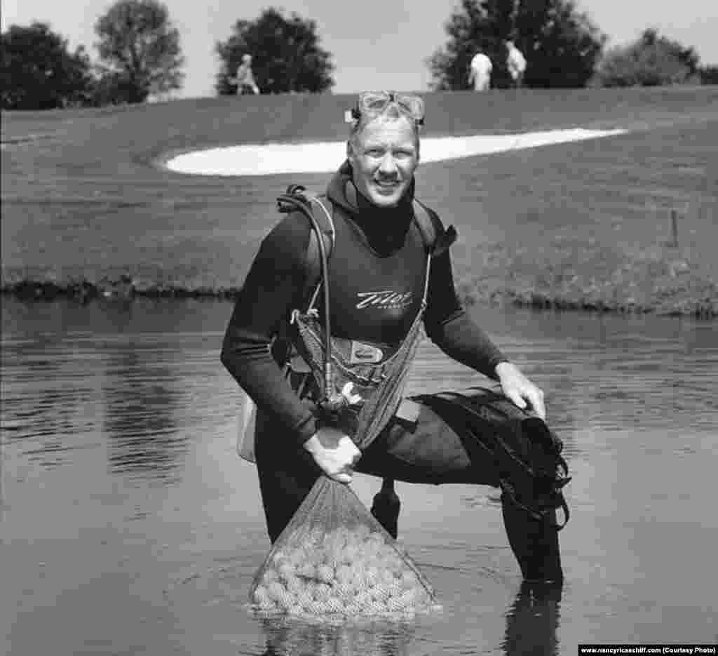 جمع کردن توپ های گلف که زیر آب است