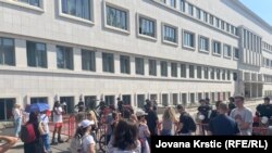 Demonstranti ispred pokrajinske skupštine, na poziv studenata u blokadi i novosadskih zborova građana, 25. jun 2025.
