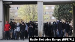 Protestno okupljanje u Mostaru zbog "policijske brutalnosti". Među okupljenima i navijači fudbalskog kluba Zrinjski, tzv. Ultrasi. 