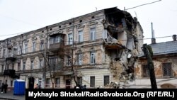 Обвал стався вночі 1 березня – стіна впала на сусідній будинок. Оскільки мешканців відселили ще 27 лютого, ніхто не постраждав.