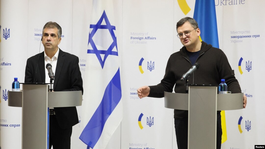 În timpul unei conferințe comune cu omologul său ucrainean, Dmitro Kuleba, Cohen a spus că Israelul va sprijini o inițiativă de pace ucraineană la ONU și va ajuta la asigurarea de până la 200 de milioane de dolari pentru proiecte de asistență medicală și infrastructură. 