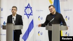 În timpul unei conferințe comune cu omologul său ucrainean, Dmitro Kuleba, Cohen a spus că Israelul va sprijini o inițiativă de pace ucraineană la ONU și va ajuta la asigurarea de până la 200 de milioane de dolari pentru proiecte de asistență medicală și infrastructură. 