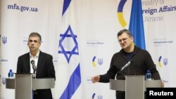 Israeli Foreign Minister Eli Cohen (left) and Ukrainian Foreign Minister Dmytro Kuleba attend a press conference in Kyiv on February 16. 