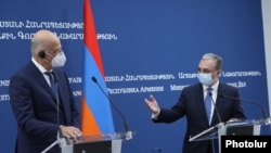 Министры иностранных дел Армении и Греции - Зограб Мнацаканян (справа) и Никос Дендиас - на совместной пресс-конференции, Ереван, 16 октября 2020 г.