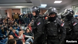 Полиция и активисты в здании телевидения