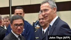Генеральный секретарь НАТО Йенс Столтенберг и и.о.министра обороны Афганистана Тарик Шах Бахрами.