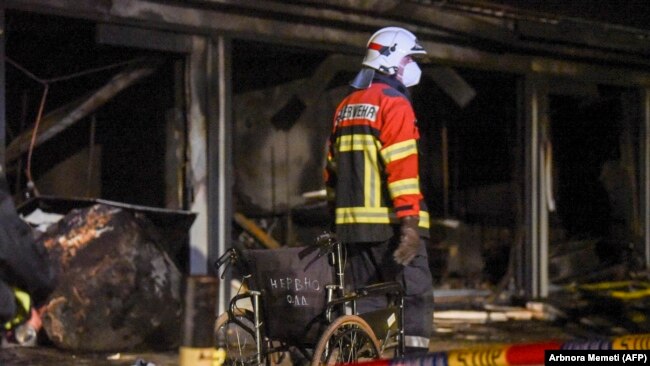 Policia dhe zjarrfikësit inspektojnë vendin e ngjarjes në një klinikë Covid-19 pas shpërthimit të zjarrit, në Tetovë, 8 shtator 2021.