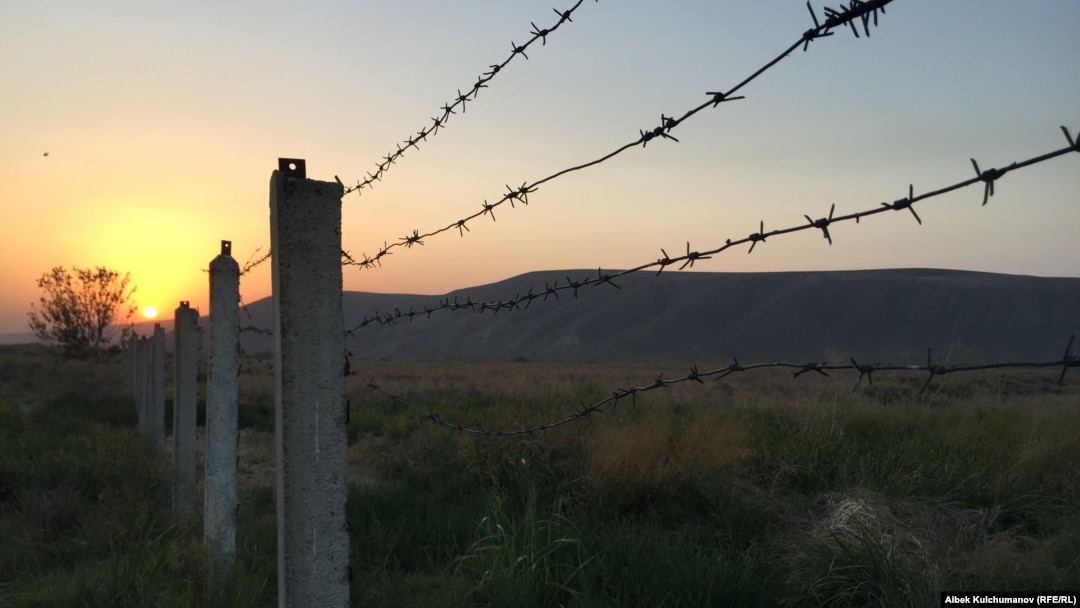 Әйелі кеңседе сорып жатыр