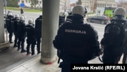 Policija je ostala da stoji i nakon što su se demonstranti povukli ispred zgrade Skupštine Novog Sada, 3.12.2024.