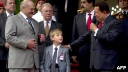 Александр Лукашенко и его младший сын Николай во время недавнего визита в Венесуэлу