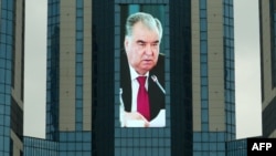 Тажикстандын борбору Дүйшөмбү шаарында чоң экранда президент Эмомали Рахмондун портрети көрсөтүлүп жатат. 9-март, 2026-жыл.