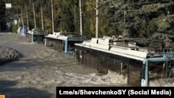 Затопленные троллейбусы в Ялте, октябрь 2026