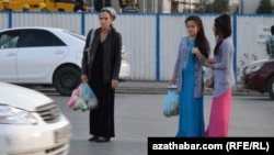 Köçeden geçmekçi bolýan aşgabatlylar
