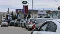 Cozi de ore întregi la benzinăriile din Moscova. Penurie – în toată țara