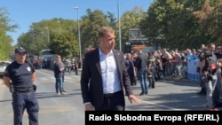 Gradonačelnik Banjaluke Draško Stanivuković kod crkve u kojoj građani odaju poštu Ratku Mladiću, Srbija, septembar 2026.
