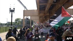 Mii de manifestanți pro-palestinieni au protestat în fața locului unde se desfășoară Convenția Națională Democrată. Chicago, 19 August, 2024.