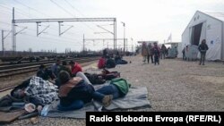 Izbjeglice u tranzitnom centru Tabanovac na granici između Srbije i Makedonije 