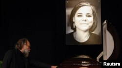 Aleksandar Dugin pored kovčega svoje ubijene kćerke Darje na komemoraciji u Moskvi, 23. avgust 2022.