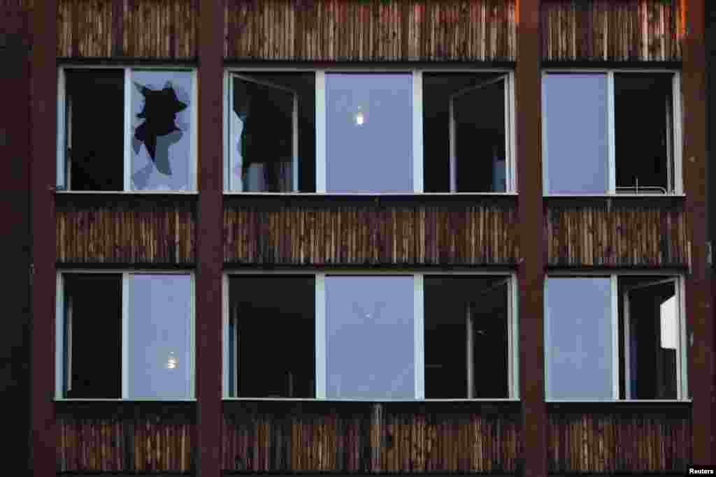 Oštećeni prozori nakon požara u Domu penzionera u Tuzli, Bosna i Hercegovina, 5. novembra 2025.