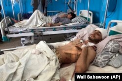 Афганці у лікарні після поранення внаслідок терористичних нападів на аеропорт в Кабулі. Афганістан, 27 серпня 2021 року