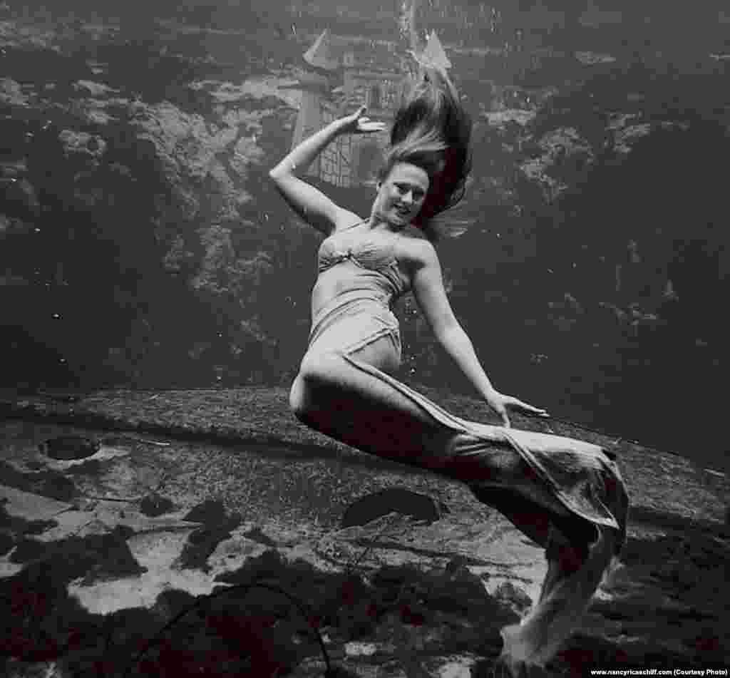 پری دریایی بودن در یک پارک تفریحی