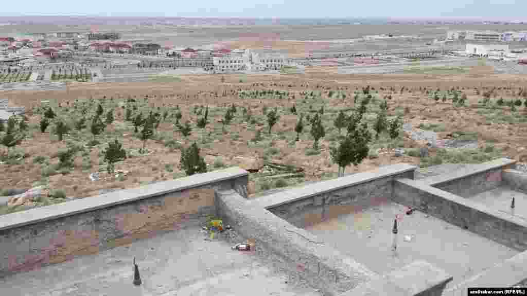 "Saglyk ýolunda" zir-zibilleri hem görse bolýar.