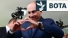Kryeministri armen, Nikol Pashinian, bën shenjën e zemrës pas votimit në zgjedhjet parlamentare. Jerevan, 7 qershor 2026. 